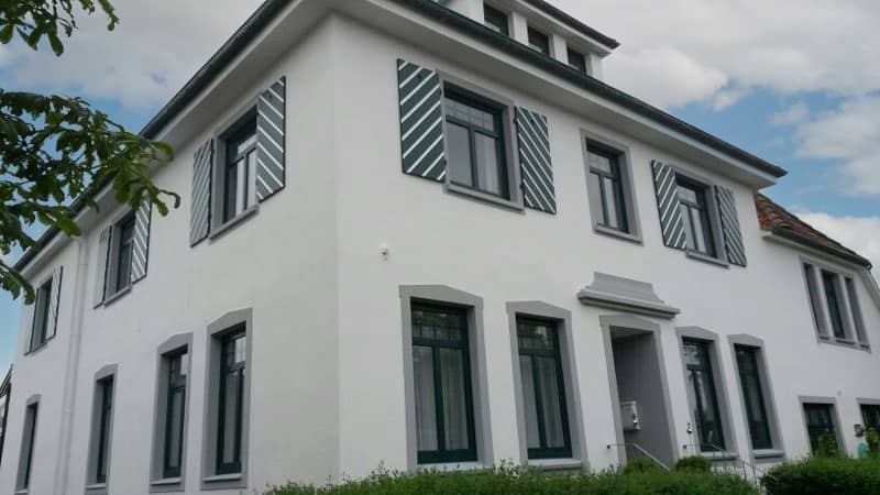Frisch gestrichene Fassade