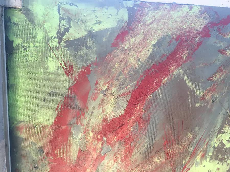Badezimmer in der eine Badewanner mit Unterbodenbeleuchtung steht